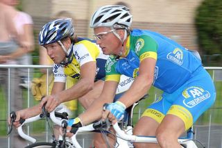 Aart Vierhouten (l) and Thijs Al ride together during the latter stages.