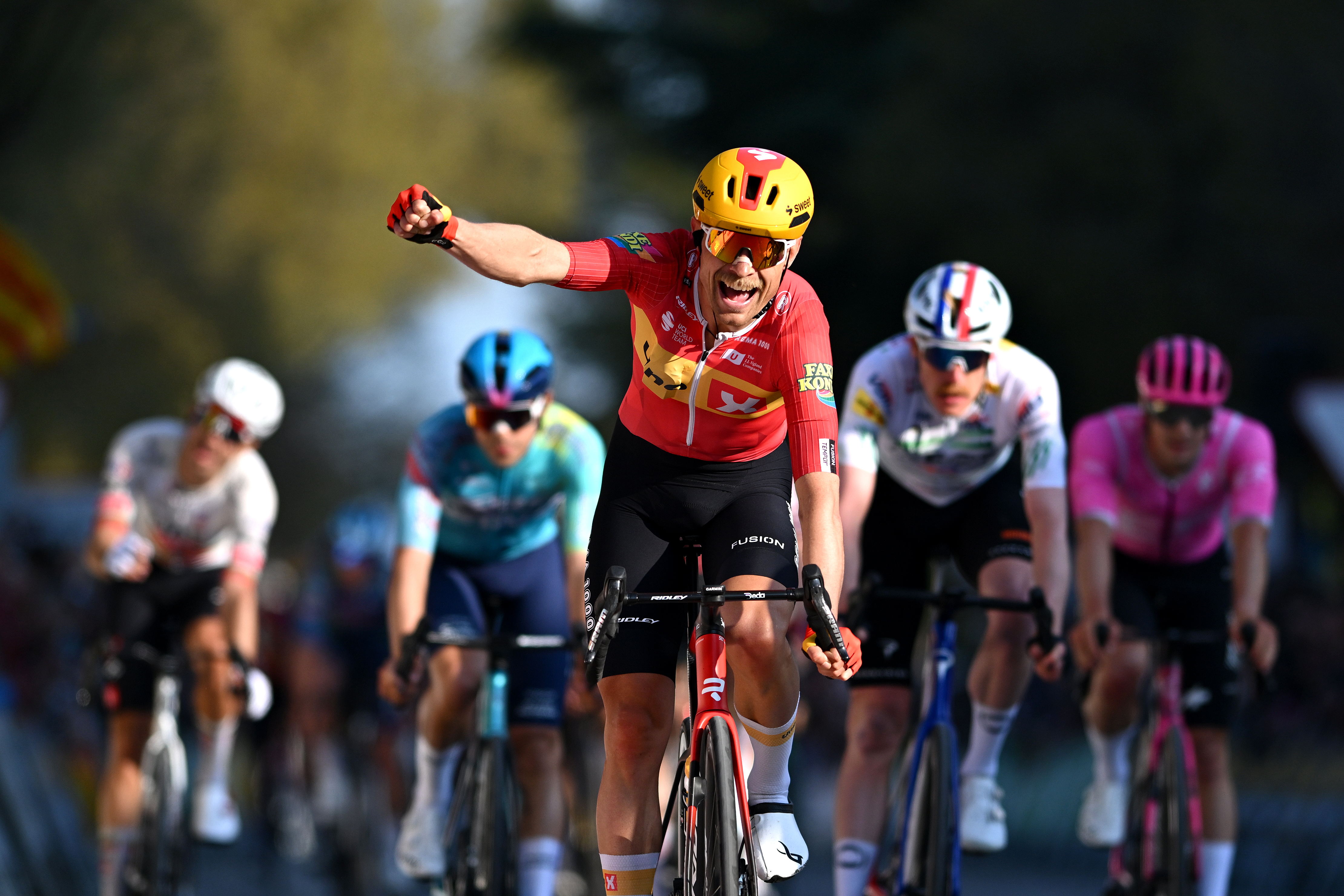 Magnus Cort corre hacia la victoria durante la etapa 2 de la Volta a Catalunya 2026