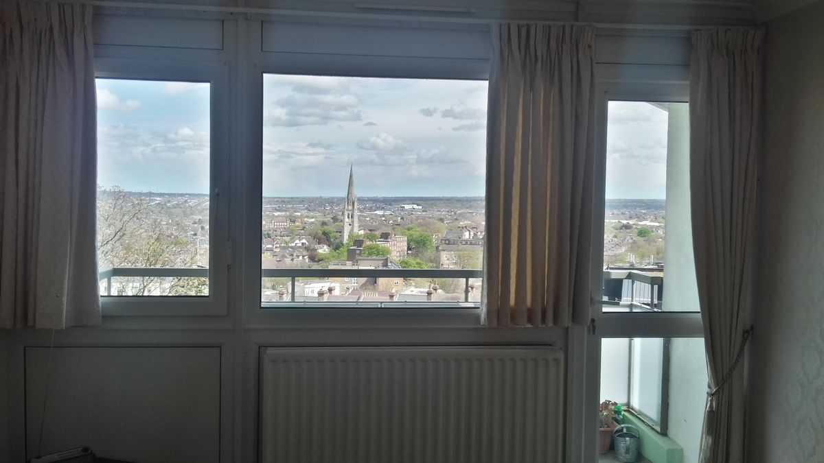 Here the smart HDR mode has managed to bring out the indoors part of the flat while maintaining detail in the outside