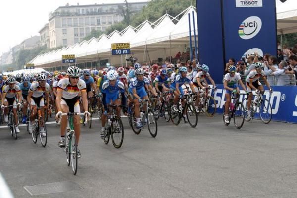 The 2004 Under-23 World Championship road race gets underway
