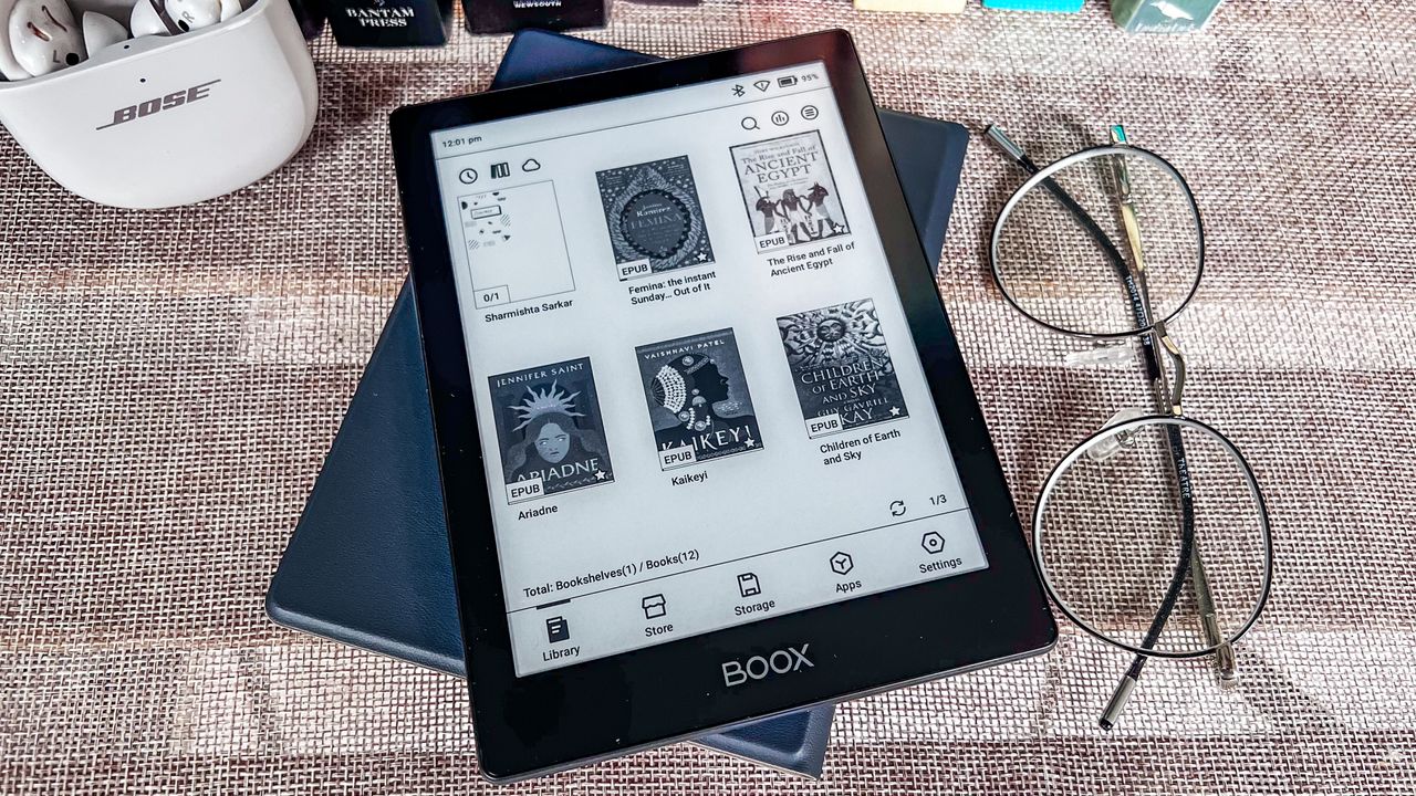 Book tiles displayed in the library tab of the Onyx Boox Go 6