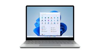Surface Laptop Go 2, uno de los mejores portátiles para estudiantes, visto por delante