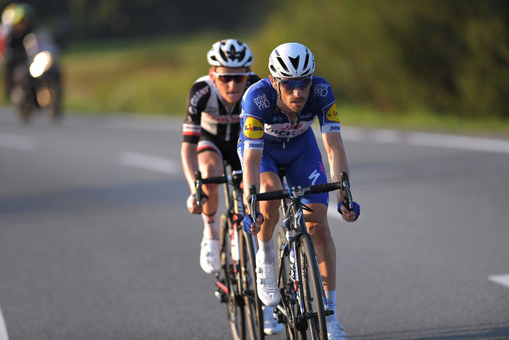 Sam Oomen (Sunweb) and Dries Devenyns (Quick-Step Floors) on a late breakaway