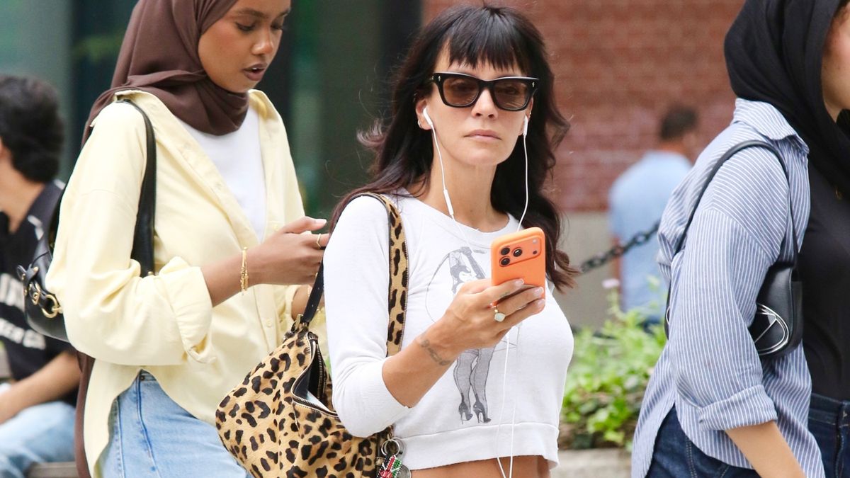 Hold the Skinny Jeans—This Is the Denim Trend Fashion People in NYC Are Wearing With White Sneakers