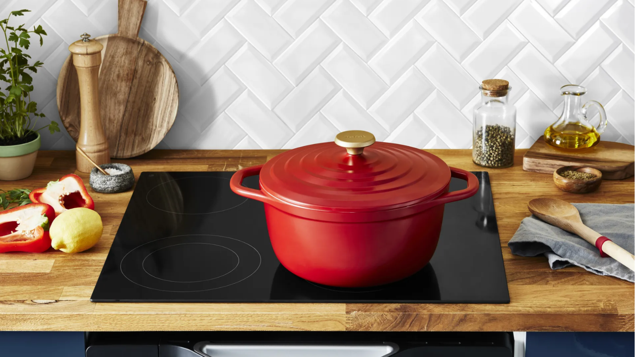 Tefal Air Cocotte pot on an induction hob