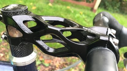 Image shows a bike with the Mythos Elix 3D printed stem fitted.