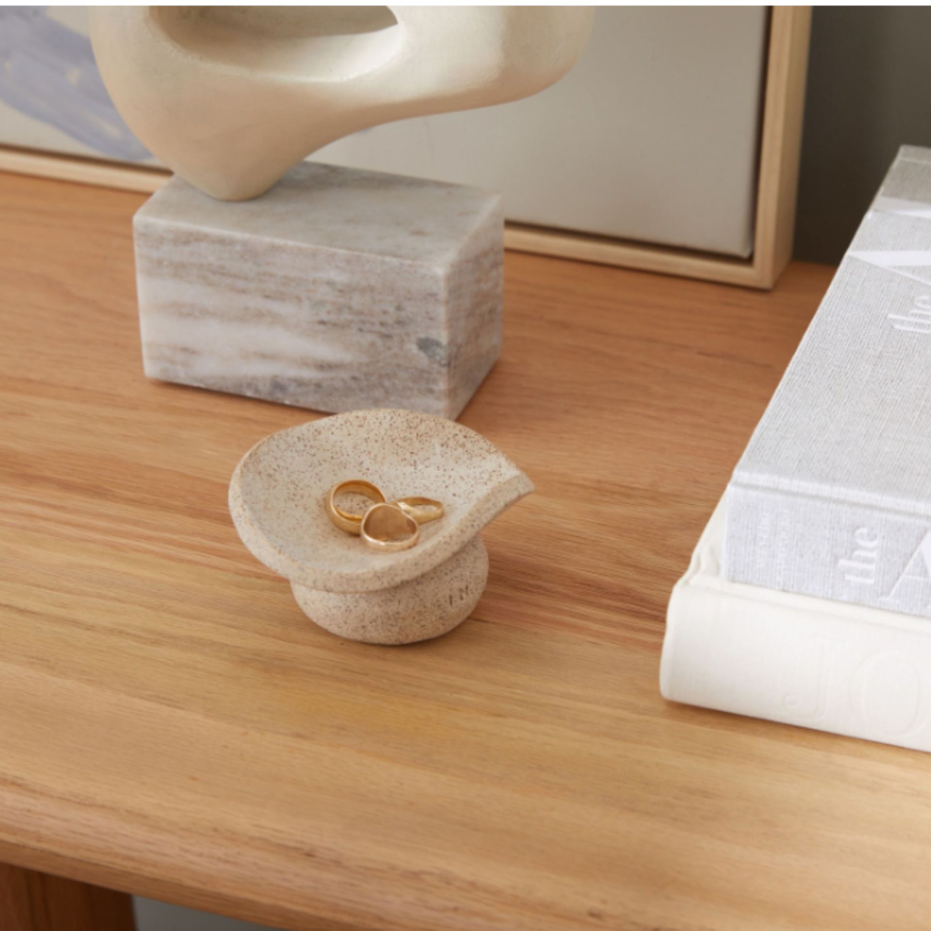 Gudang garam dengan pernak-pernik di atas meja