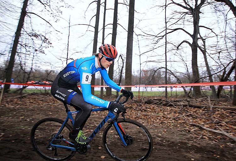 Grant Ellwood (Pivot Maxxis p/b Stans No Tubes) chases down the second group