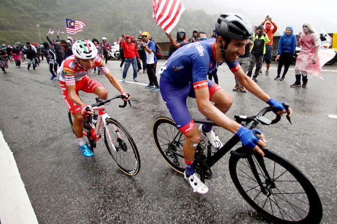 Danilo Celano (Sapura) leads eventual stage winner Kevin Rivera (Androni Giocattoli-Sidermec) on the final climb, although Celano would assume the overall race lead