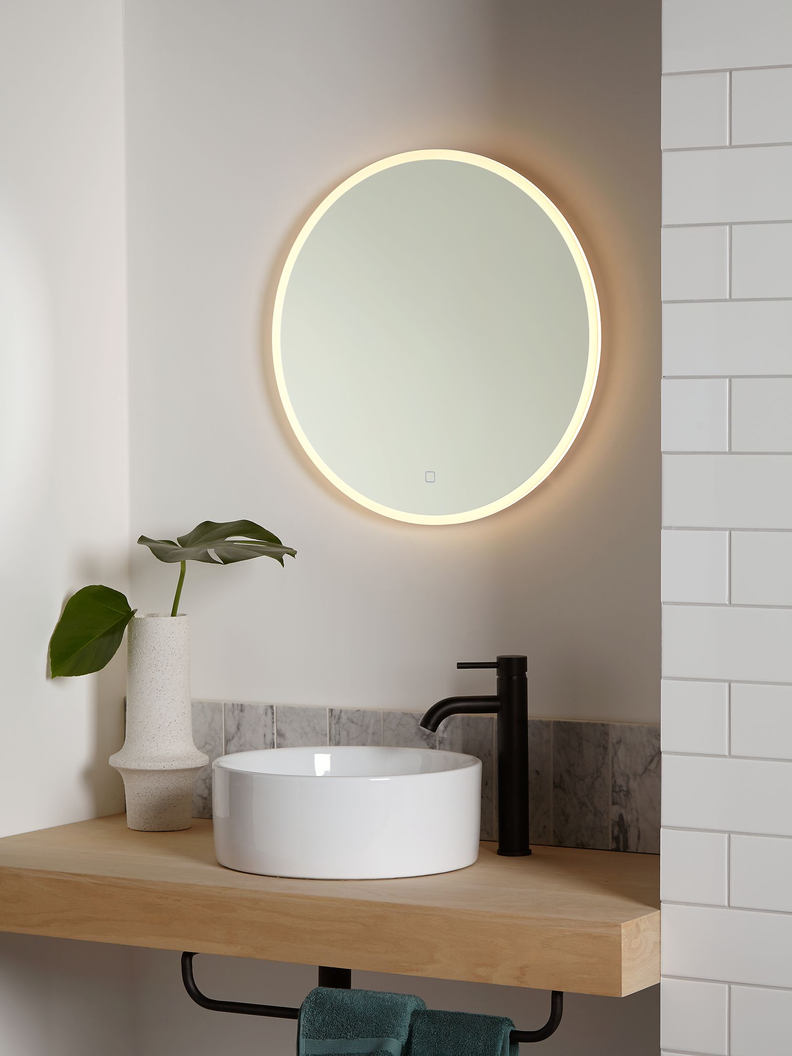 Bathroom mirror lighting ideas how to pick the perfect flattering