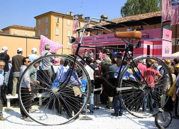 A super-sized bike on hand in Modena at the start of Giro d'Italia stage 5.