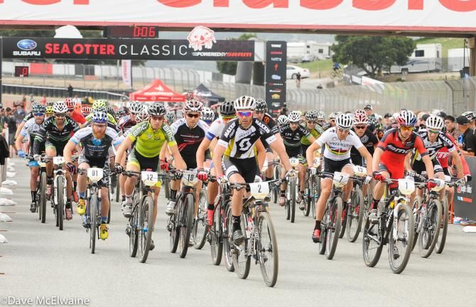 Geoff Kabush (Scott 3Rox Racing) takes the hole-shot