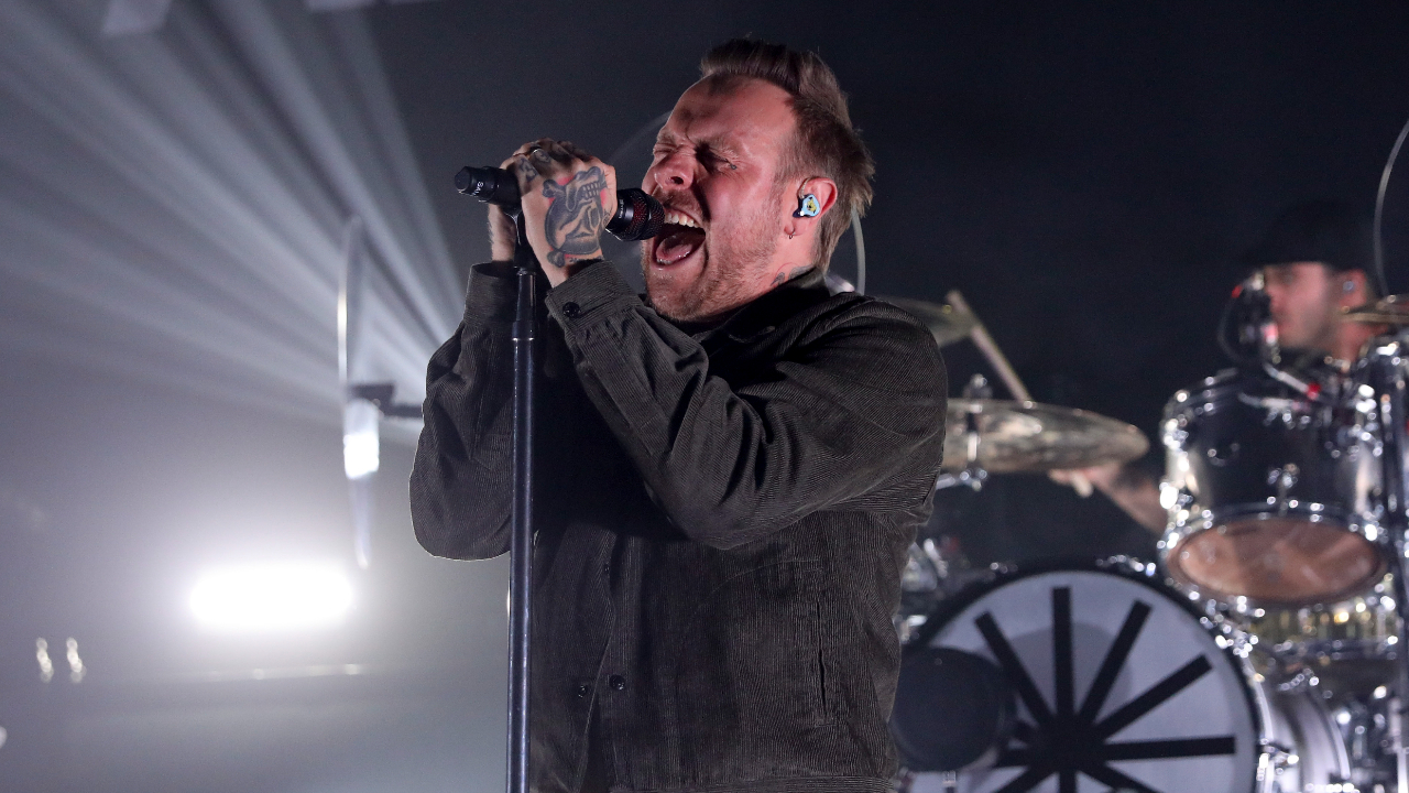Sam Carter screaming on stage