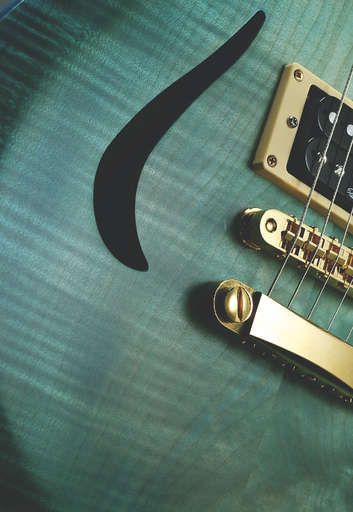 The Wave Deluxe's single soundhole