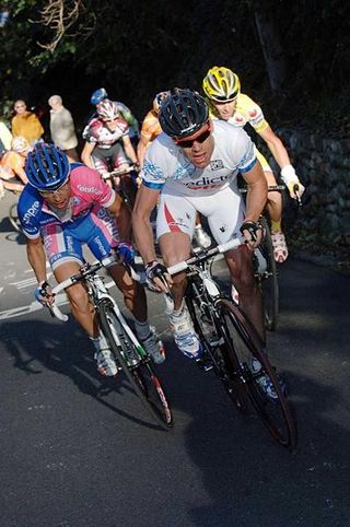 Cadel Evans (Predictor-Lotto) leads Damiano Cunego (Lampre - Fondital) up the climb.