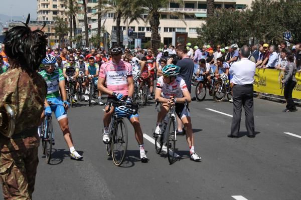 The maglia rosa at the start