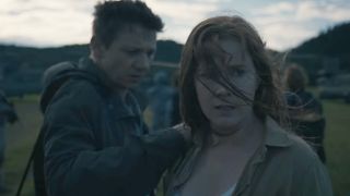 A screenshot of Amy Adam and Jeremy Renner putting a hand on her shoulder in Arrival.