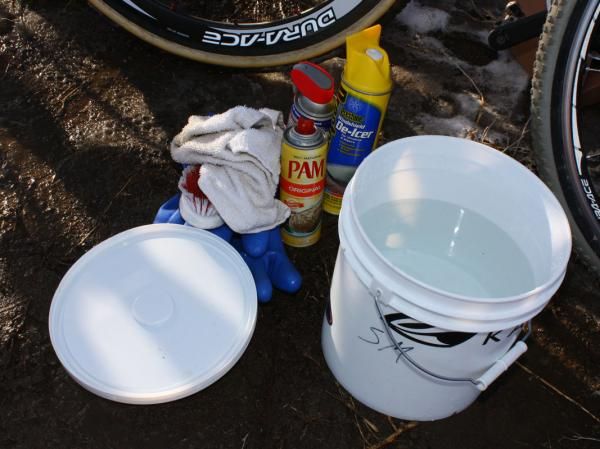 WD-40, Pam, and de-icer spray: standard fare for 'cross races in cold weather.