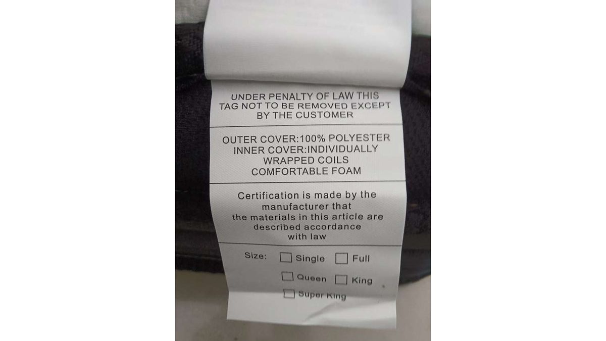 A white label on the side of a Crayan mattress. The label has information about the content and size of the mattress