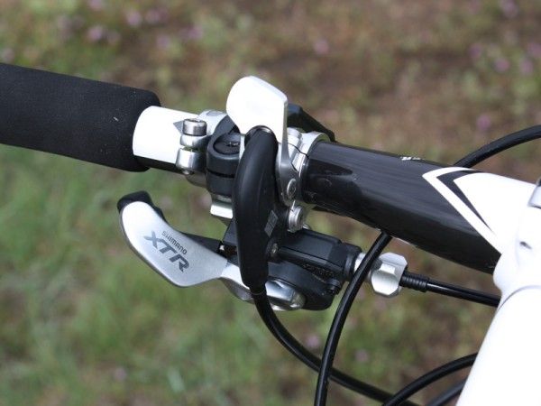 A PushLoc remote is available on the left-hand side when riders want to lock out the front end.