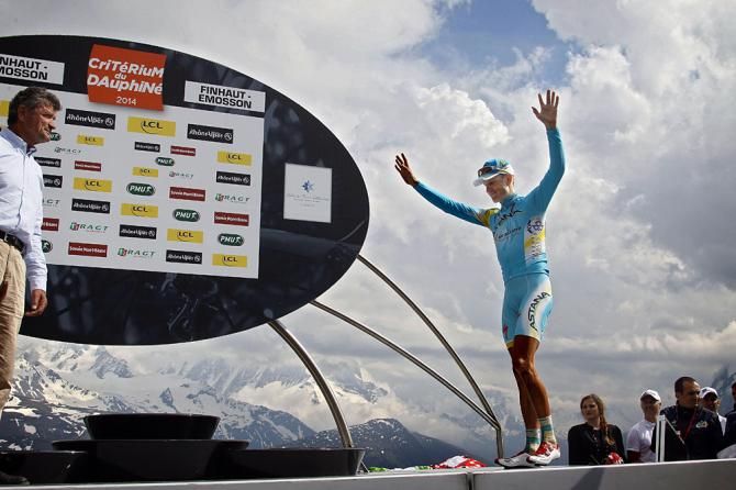 Lieuwe Westra (Astana) raises his arms on the stage 7 podium