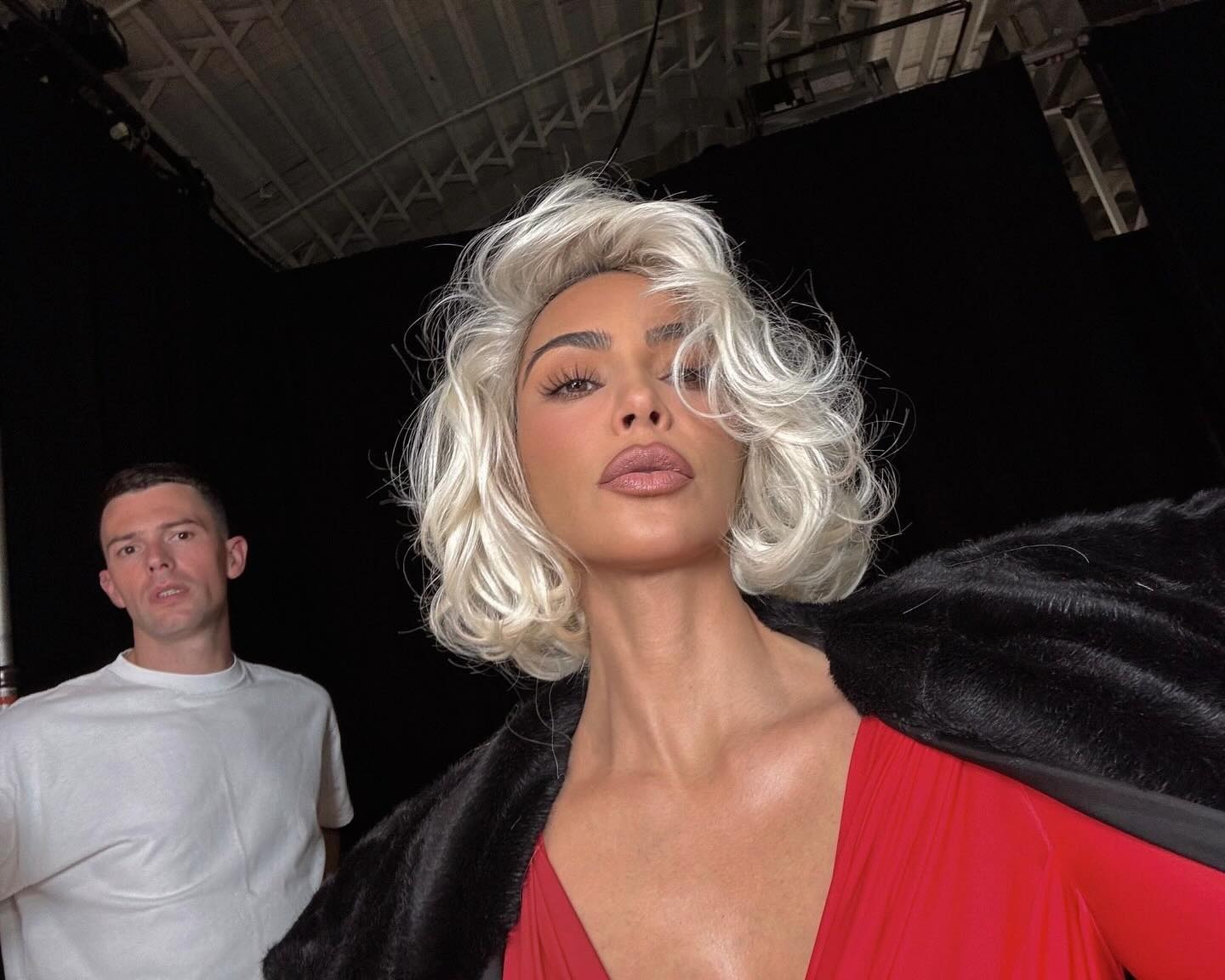 Kim Kardashian taking a selfie with a wavy, ashy blonde bob