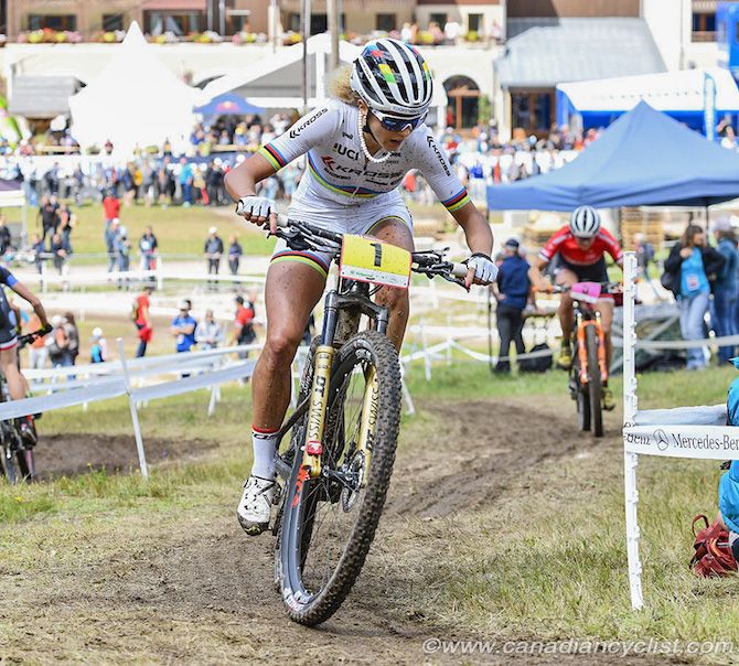 Jolanda Neff (Kross Racing Team) chases back after her second flat