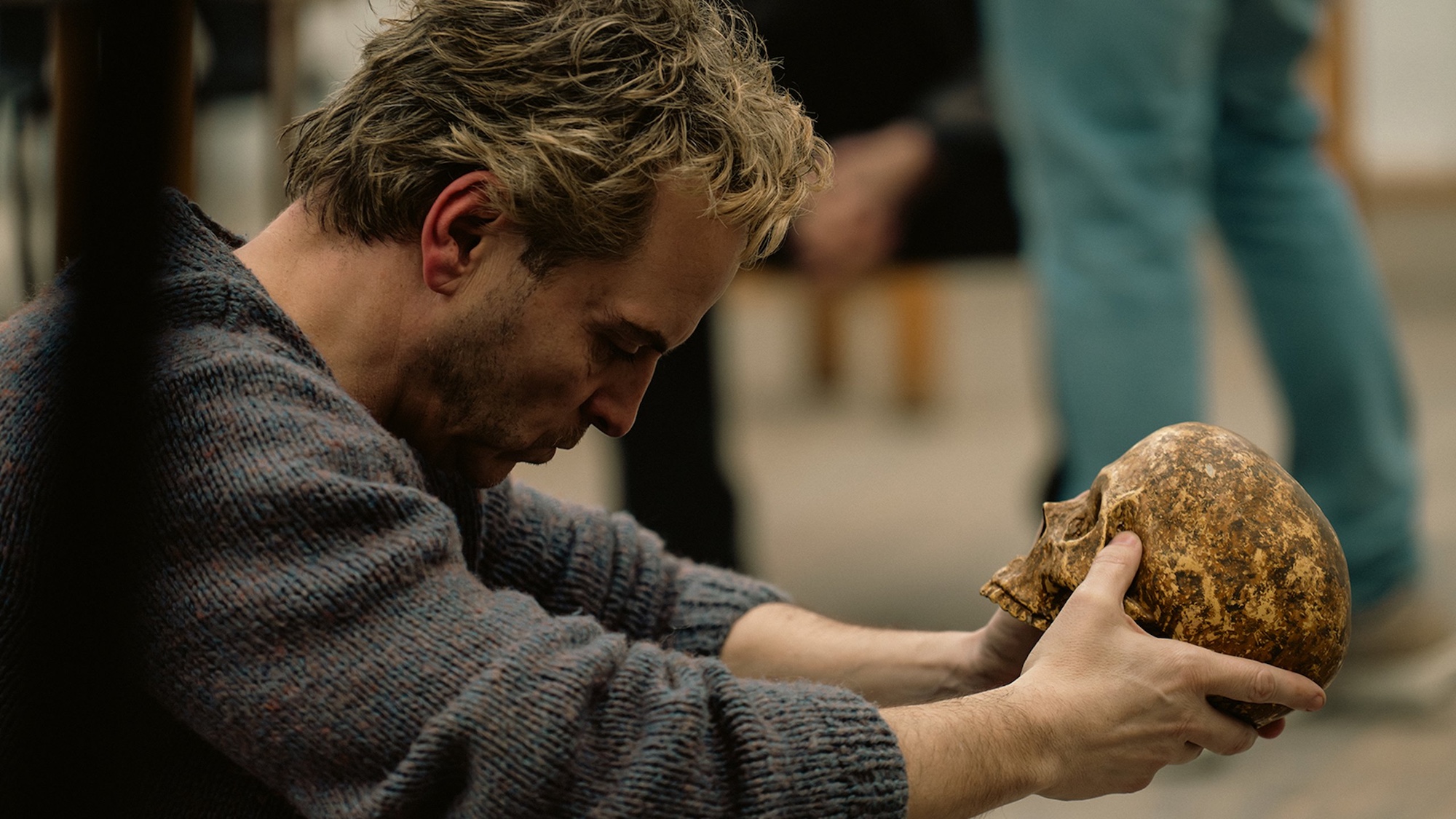 Andrew Scott holding a skull in Elsinore