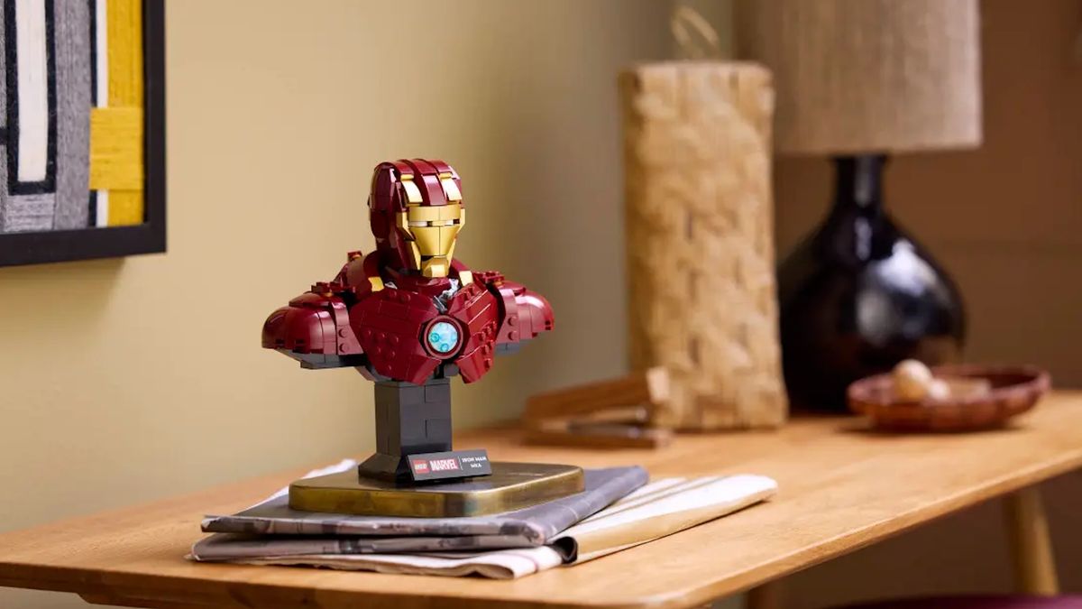 Lego Iron Man MK4 Bust in situ