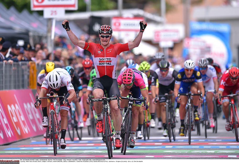 Andre Greipel (Lotto Soudal) throws his arms up in the air after winning stage 7