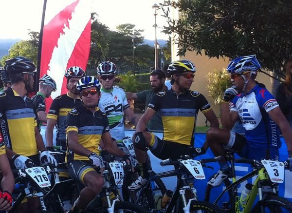 Luis Mejia (7Capital/Economy) (number 6) and Frederico Ramirez (Grupo Orosi Siglo XXI/Specialized) chat before the start.