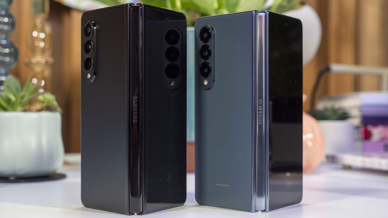 Samsung Galaxy Z Fold 3 (black) versus Samsung Galaxy Z Fold 4 (Graygreen)