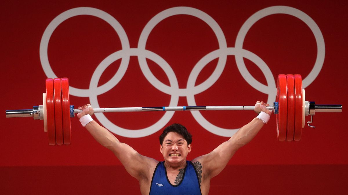 South Korea&#039;s Yunseong Jin weightlifting at the 2020 Olympics.