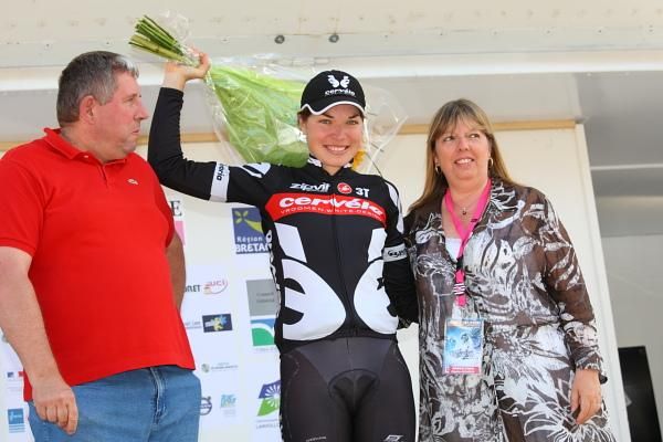 Sarah Duester (Cervelo Test Team) on the podium with the Mayor of Plouha and organiser, Brigitte Gerardin.