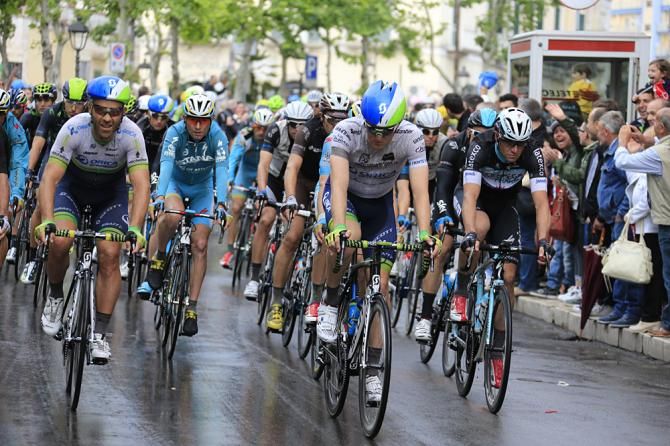 The peloton stayed together on stage 4 in the rain