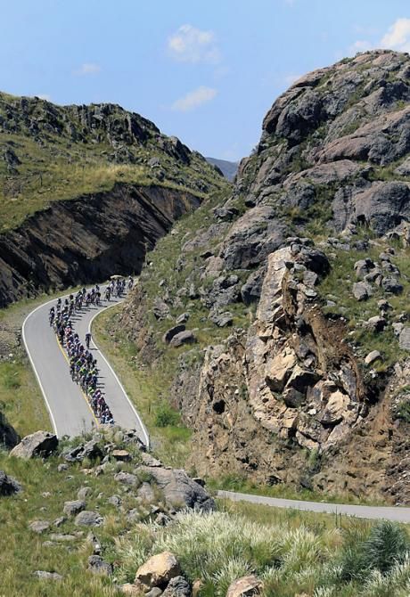 The peloton en route to the Tour de San Luis's first summit finish at Mirador del Potrero.