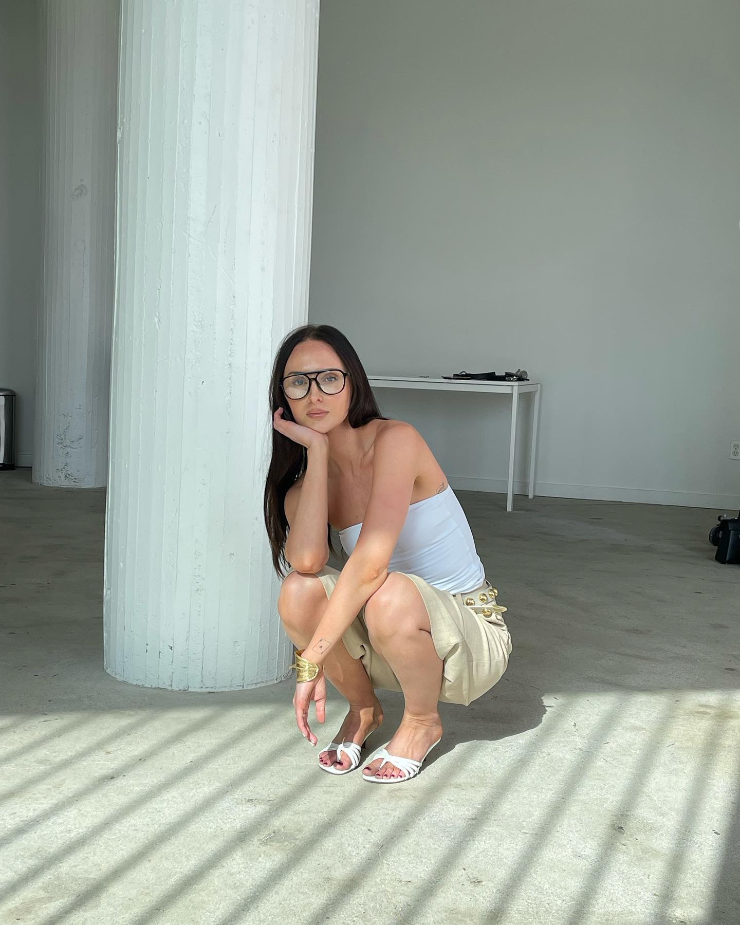 An image of @makenna_alyse wearing white sandals.