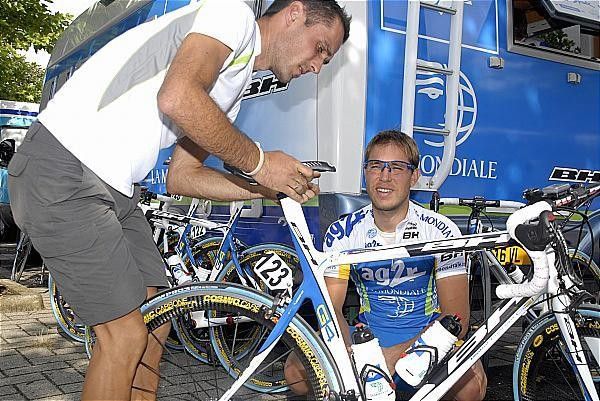 Jean-Patrick Nazon (AG2R La Mondiale) gets some last minute changes to his set-up.