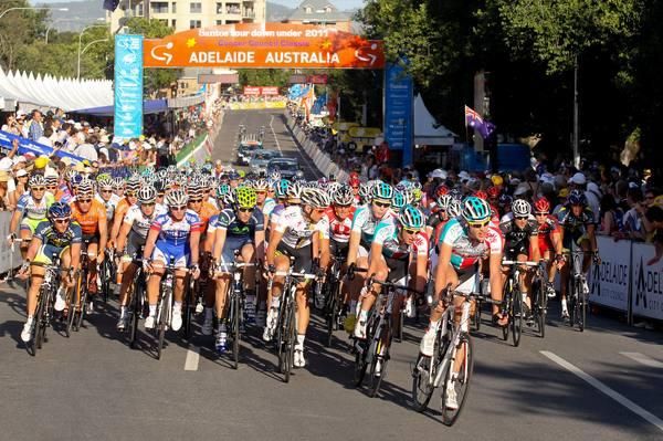 The peloton flies down the home straight.