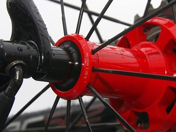 The rear hub, though, is definitely a Roval