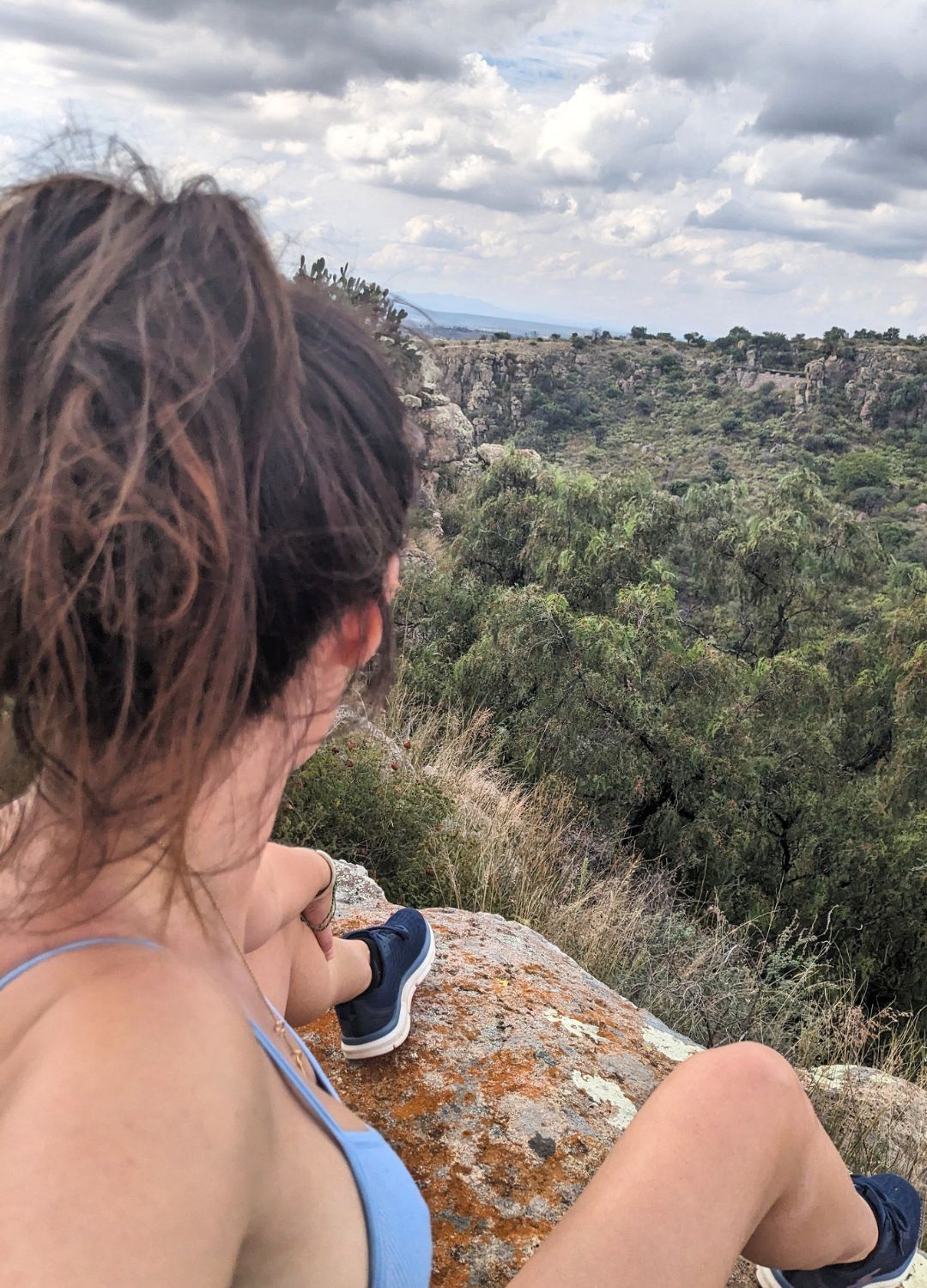 Lydia swinscoe taking a break on a solo hike in mexico