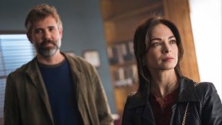 Rossif Sutherland as Alberg and Kristin Kreuk as Cassandra in Murder in a Small Town Season 2x02