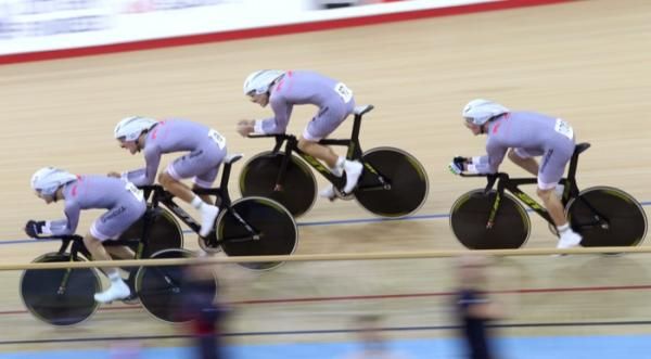 The Aussie final push for the line to beat GB in the team pursuit
