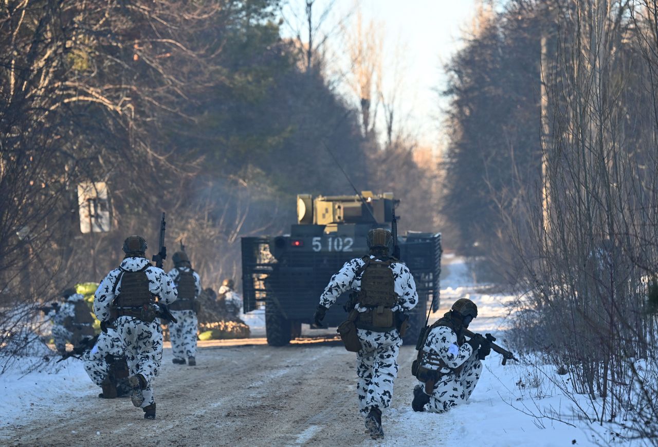 Ukrainian troops train near Chernobyl