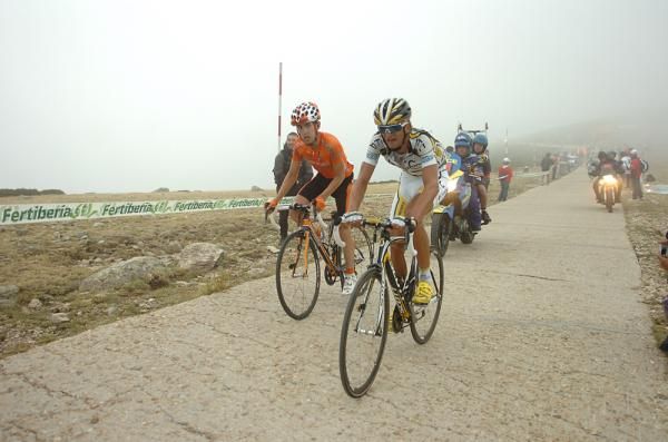 Mikel Nieve (Euskaltel-Euskadi) and Peter Velits (HTC-Columbia) head up the final climb