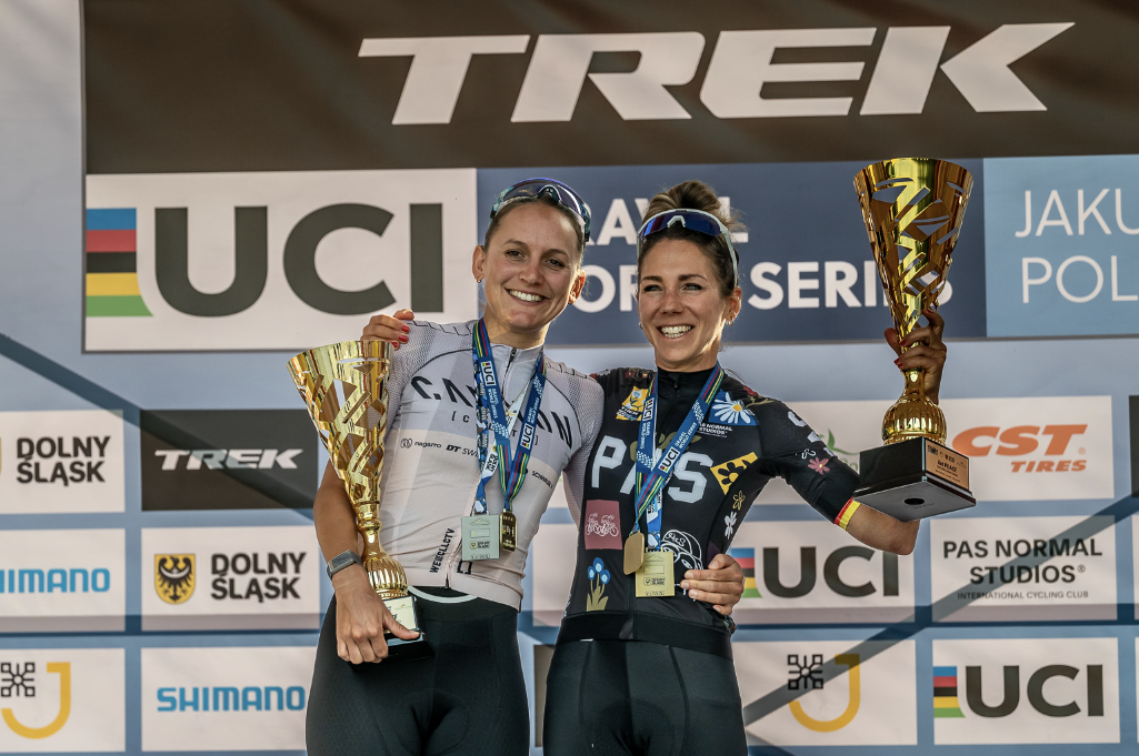 Carolin Schiff (right) on the podium as 2024 Gravel Adventure winner alongside runner-up Jade Treffeisen