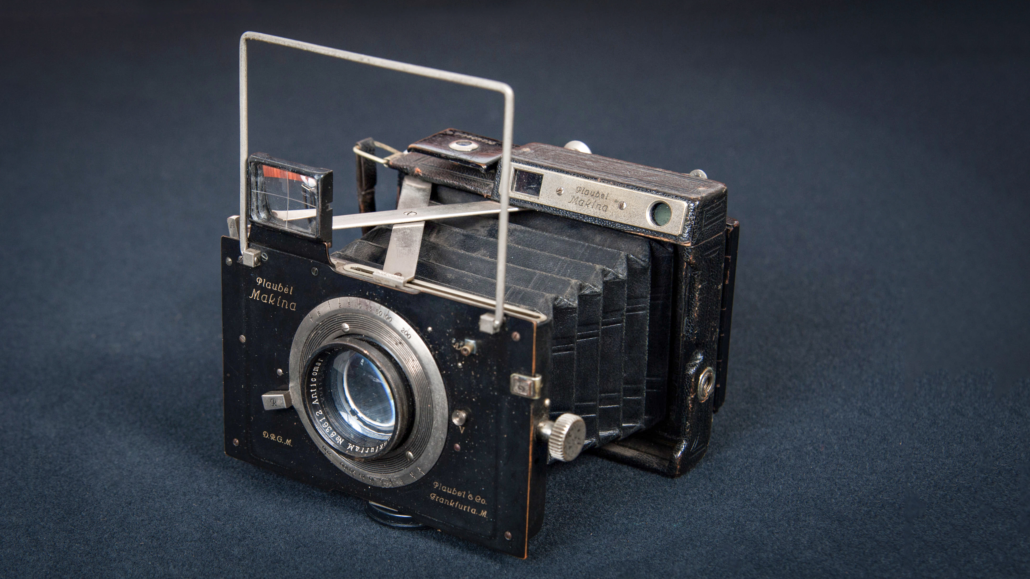 R5KYEW A vintage professional roll film camera made in Frankfurt Germany, called the Plaubel Makina.