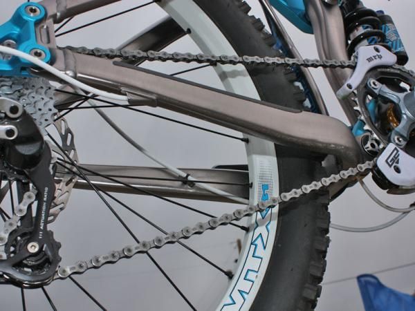 The rear derailleur housing is routed through the chain stay for a tidier appearance.