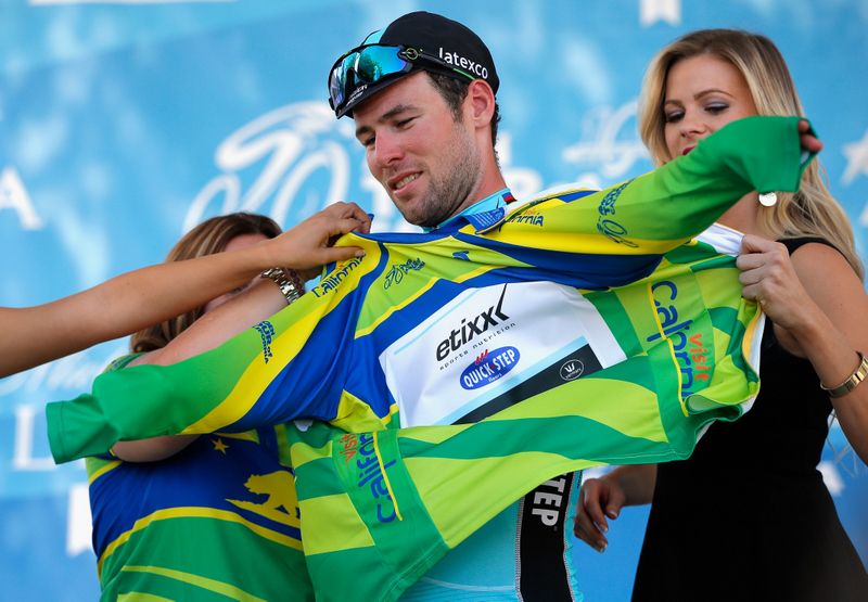 Mark Cavendish pulls on the green jersey