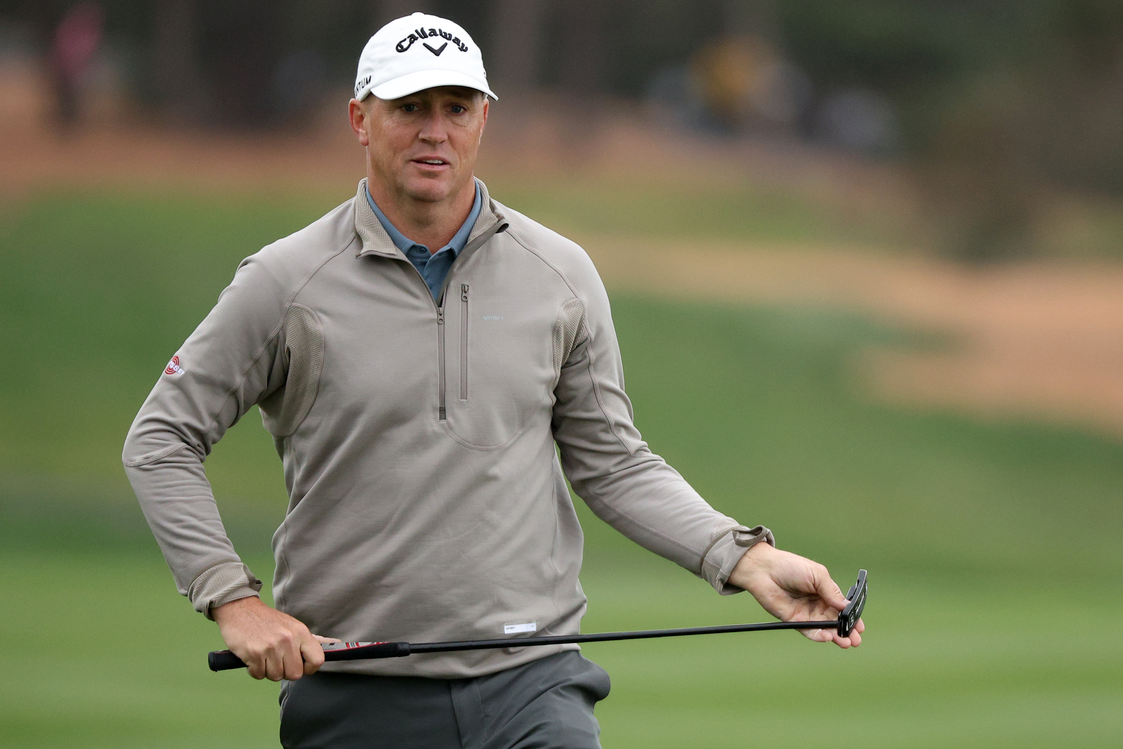 Alex Noren wipes his putter face clean